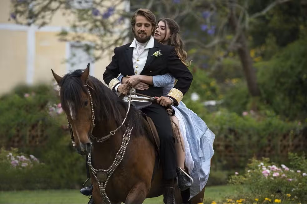 Lívia e Felipe em Além do Tempo (Divulgação / Globo)