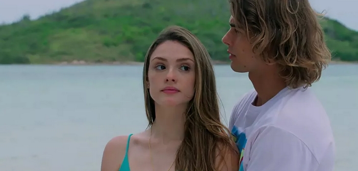 Verão 90: Janaína e Lidiane flagram Manu e João aos beijos na praia