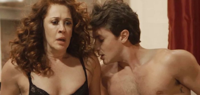 Verão 90: Patrick e Lidiane dormem juntos novamente e João saca tudo