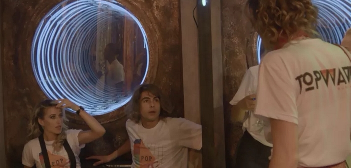 Verão 90: Nicole beija João na boca e Manuzita flagra tudo!