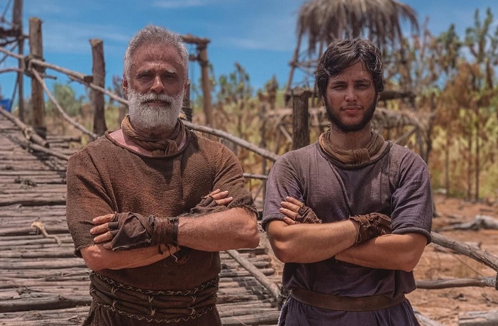 Oscar Magrini e Bruno Guedes como Noé em Gênesis (Reprodução / Instagram)