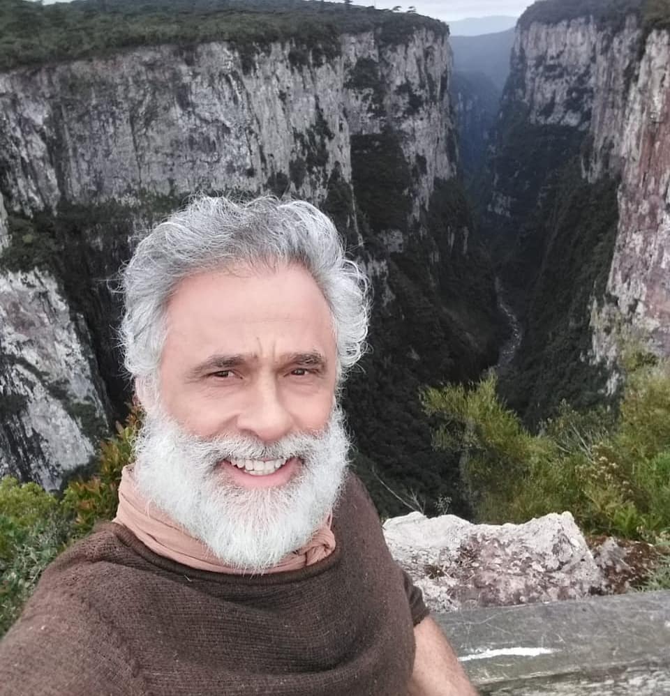 Oscar Magrini nos bastidores de Gênesis em Ponta Grossa (Reprodução / Instagram)