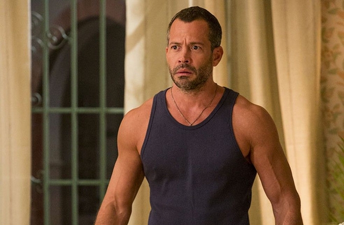 Haja Coração: Carol revela para Apolo que o pai dela morreu Apolo em cena de Haja Coração (Divulgação / Globo)