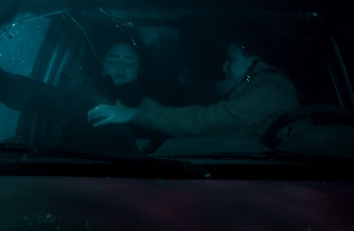 Manu tenta socorrer Ana após acidente em A Vida da Gente (Divulgação / Globo)