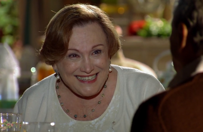 A Vida da Gente: Iná recupera o salão após jogar cartas para Álvaro Iná em A Vida da Gente (Divulgação / Globo)