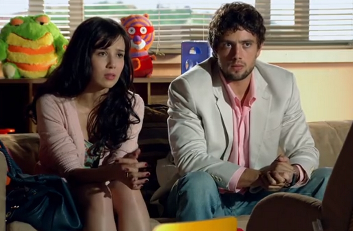 A Vida da Gente: Manu e Rodrigo procuram ajuda para explicar volta de Ana para Julia Manu e Rodrigo em A Vida da Gente (Divulgação / Globo)