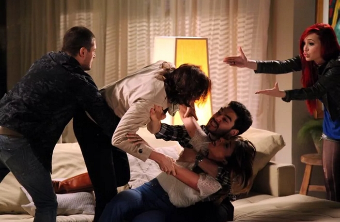 Marta enche Danielle de tapas em Império (Divulgação / Globo)