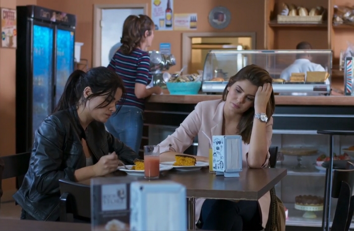 Antônia conta a Luíza que Eric é acusado de corrupção e que romance pode ter sido fachada Antônia e Luíza em Pega Pega (Reprodução / Globo)