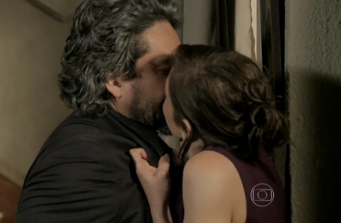 Cora rouba beijo de José Alfredo (Reprodução / Globo)