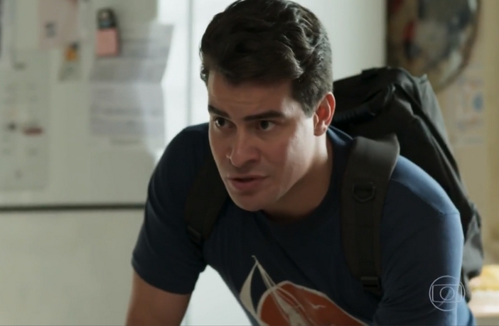 Pega Pega: Júlio e as tias recebem ordem de despejo Júlio em Pega Pega (Reprodução / Globo)