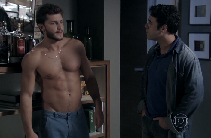 Império: Leonardo vende pertences para pagar contas atrasadas Leonardo vende pertences em Império (Divulgação / Globo)