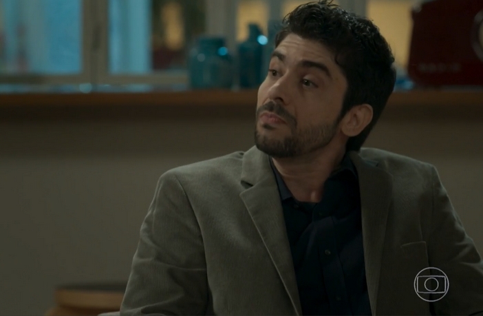 Pega Pega: Cássio propõe acordo para ajudar Pedrinho a recuperar o Carioca Palace Caio em Pega Pega (Reprodução / Globo)