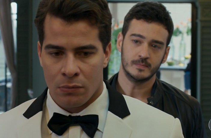 Domênico pressiona Júlio a fazer reconstituição dos passos dele no dia do roubo Júlio e Domênico em Pega Pega (Reprodução / Globo)