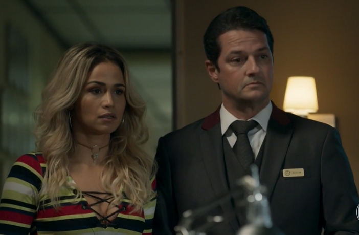 Pega Pega: Malagueta ajuda Sandra Helena a explicar origem da bolsa de grife Sandra Helena e Malagueta em Pega Pega (Reprodução / Globo)