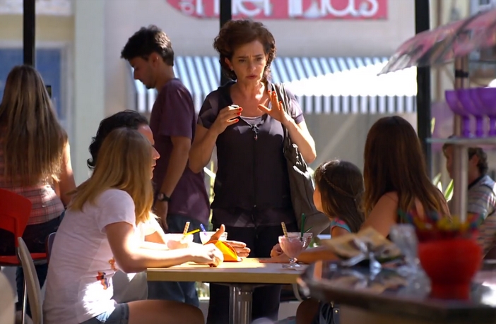 Vitória flagra Alice e irmãs em A Vida da Gente (Reprodução / Globo)