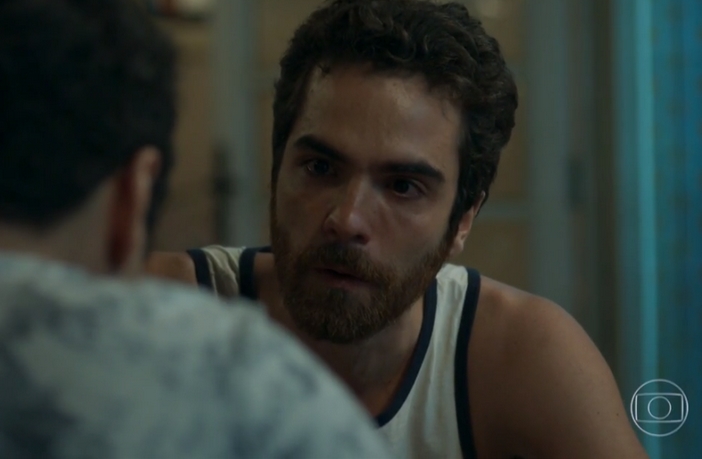 Pega Pega: Agnaldo conta a Wanderley sobre o roubo e pede ajuda com o álibi Wanderley em Pega Pega (Reprodução / Globo)