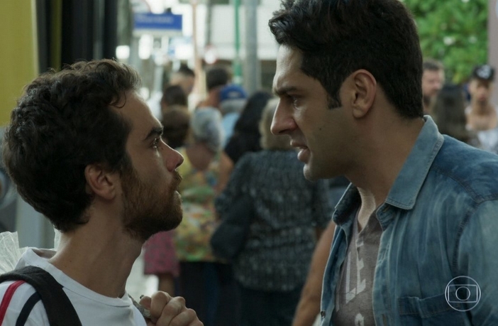 Agnaldo escuta Wanderley dizendo que quer se afastar dele e confronta o irmão Wanderley e Agnaldo em Pega Pega (Reprodução / Globo)