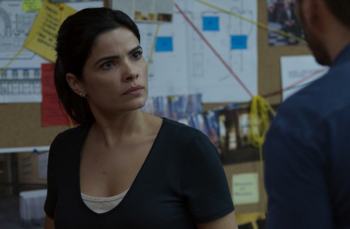 Pega Pega: Antônia e Domênico concluem que um garçom pode ter roubado o hotel Antônia em Pega Pega (Reprodução / Globo)