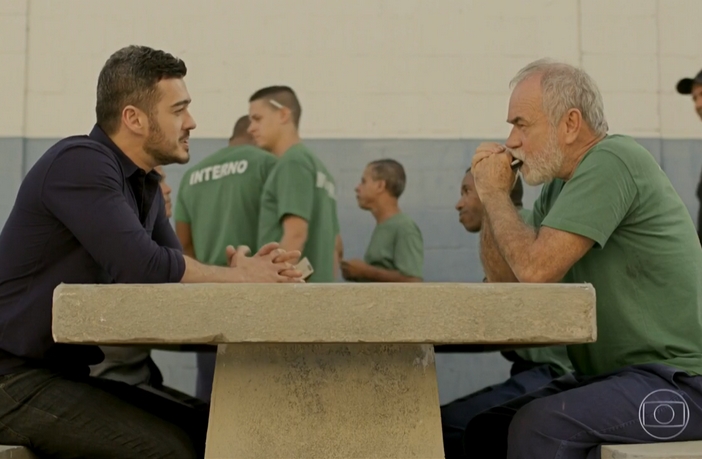 Domênico desconfia de Timóteo e conversa com o presidiário sobre o roubo do hotel Domênico e Timóteo em Pega Pega (Reprodução / Globo)