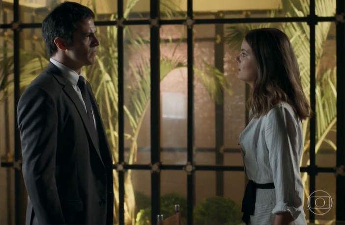 Pega Pega: Eric descobre que Luíza está morando escondida no Carioca Palace Eric e Luíza em Pega Pega (Reprodução / Globo)