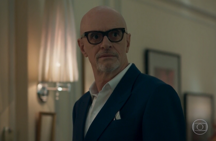 Pega Pega: Pedrinho invade sua antiga suíte e é flagrado por Eric e Luíza Pedrinho em Pega Pega (Reprodução / Globo)