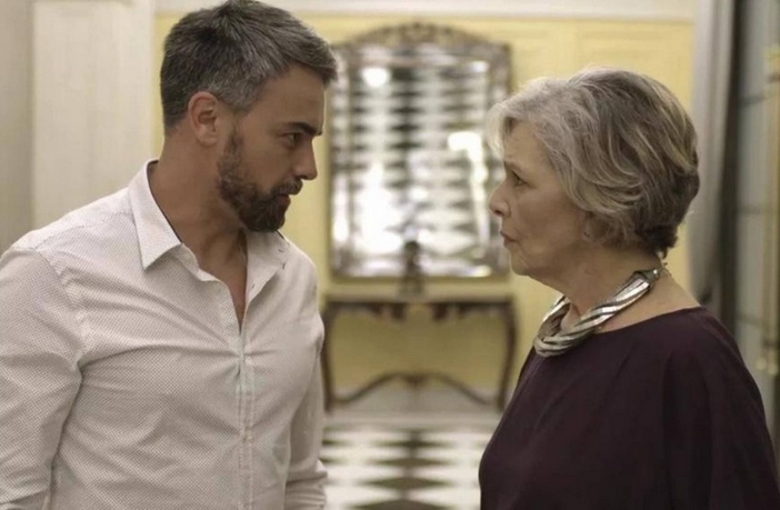 Pega Pega: Lígia fica curiosa ao ver Sabine e Adriano juntos Adriano e Sabine em Pega Pega (Divulgação / Globo)