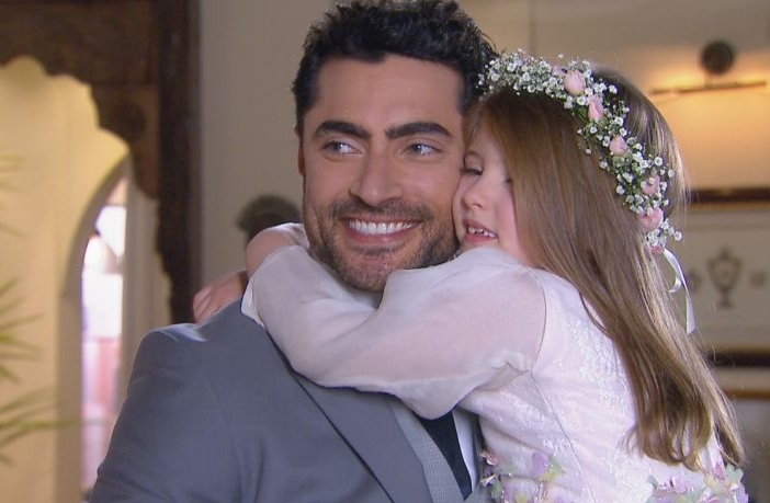 Gustavo e Dulce Maria em cena de Carinha de Anjo (Reprodução / SBT)