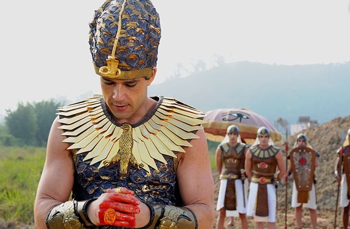 Ramsés observa água transformada em sangue em A Bíblia (Divulgação / Record TV)