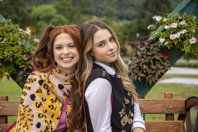 Sabrina e Nicole em Todas As Garotas Em Mim (Divulgação / Record TV)