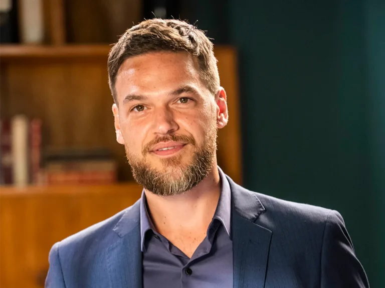 Theo em Vai Na Fé (Divulgação / Globo)